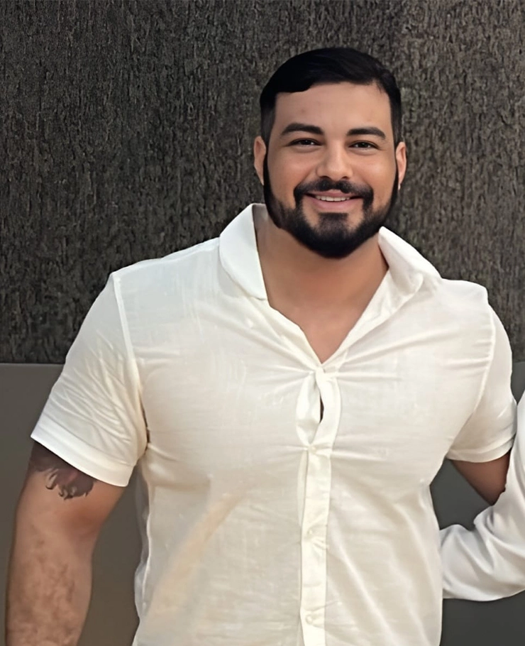 Foto de Jeronimo, vestindo um belo terno azul.
